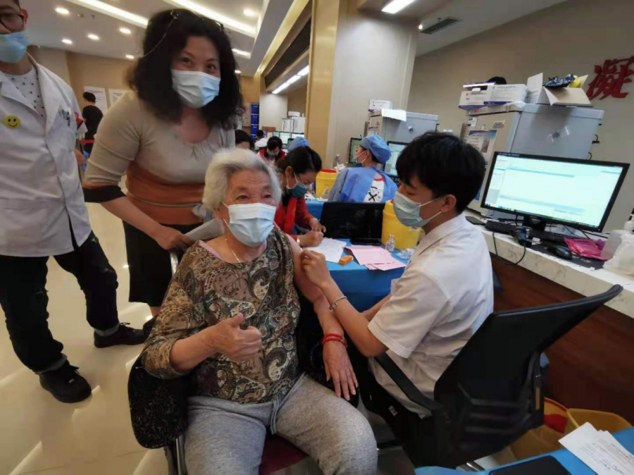 95岁奶奶：“今天我注射新冠疫苗啦！”